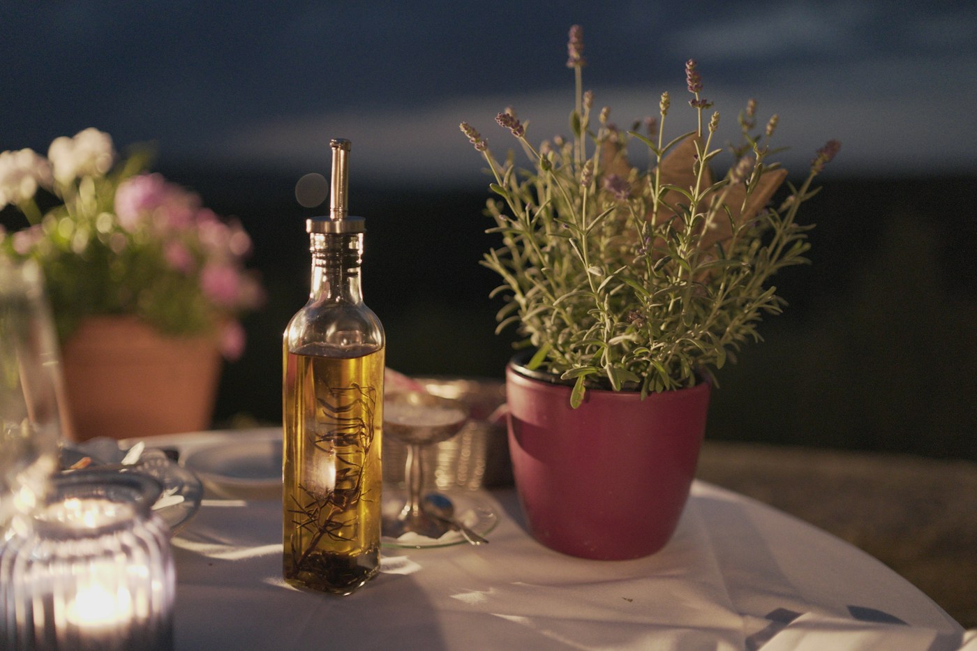 Olivenölflasche in natürlicher Umgebung